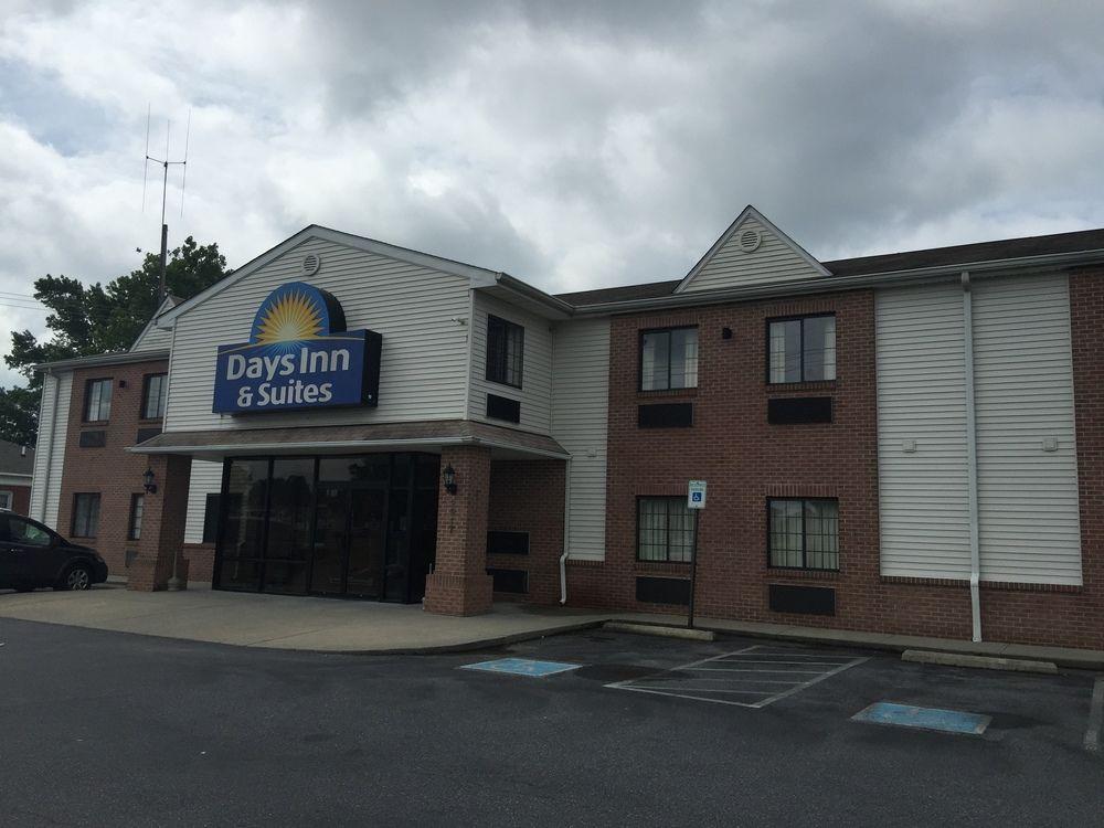 Days Inn & Suites By Wyndham Cambridge Exterior photo