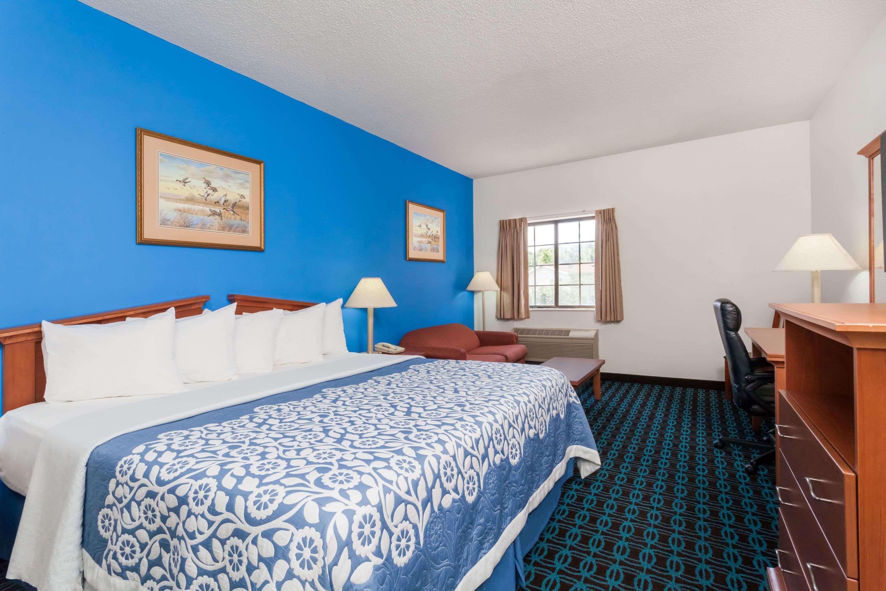 Days Inn & Suites By Wyndham Cambridge Exterior photo