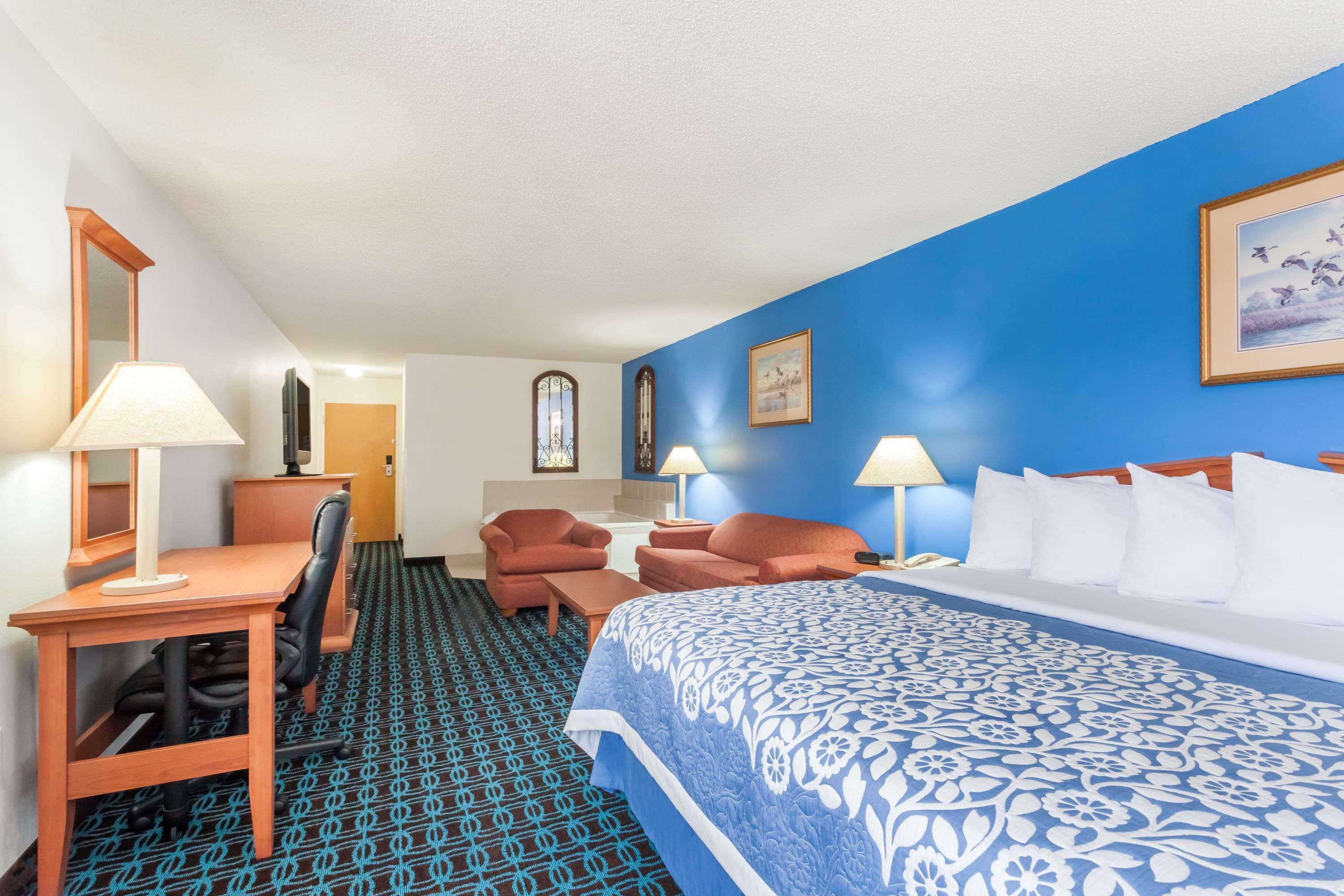 Days Inn & Suites By Wyndham Cambridge Exterior photo