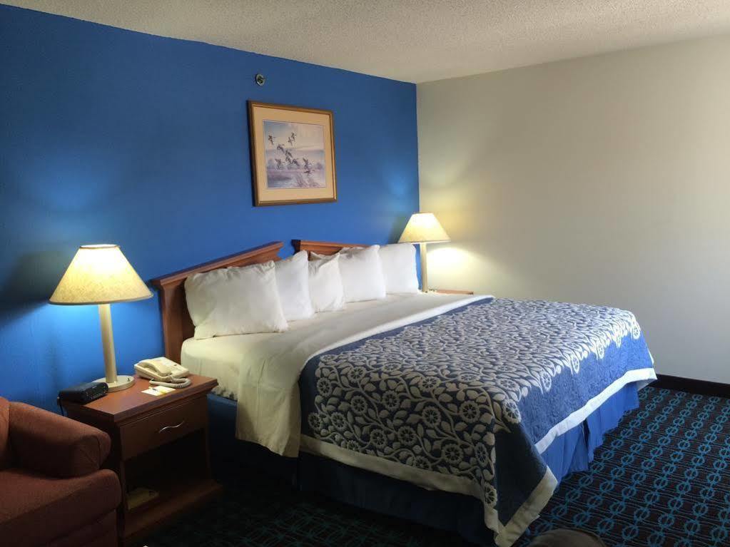 Days Inn & Suites By Wyndham Cambridge Exterior photo